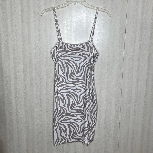 ❤️ 🆕 SHEIN gray zebra Dress with side slit Size L - Picture 2 of 5